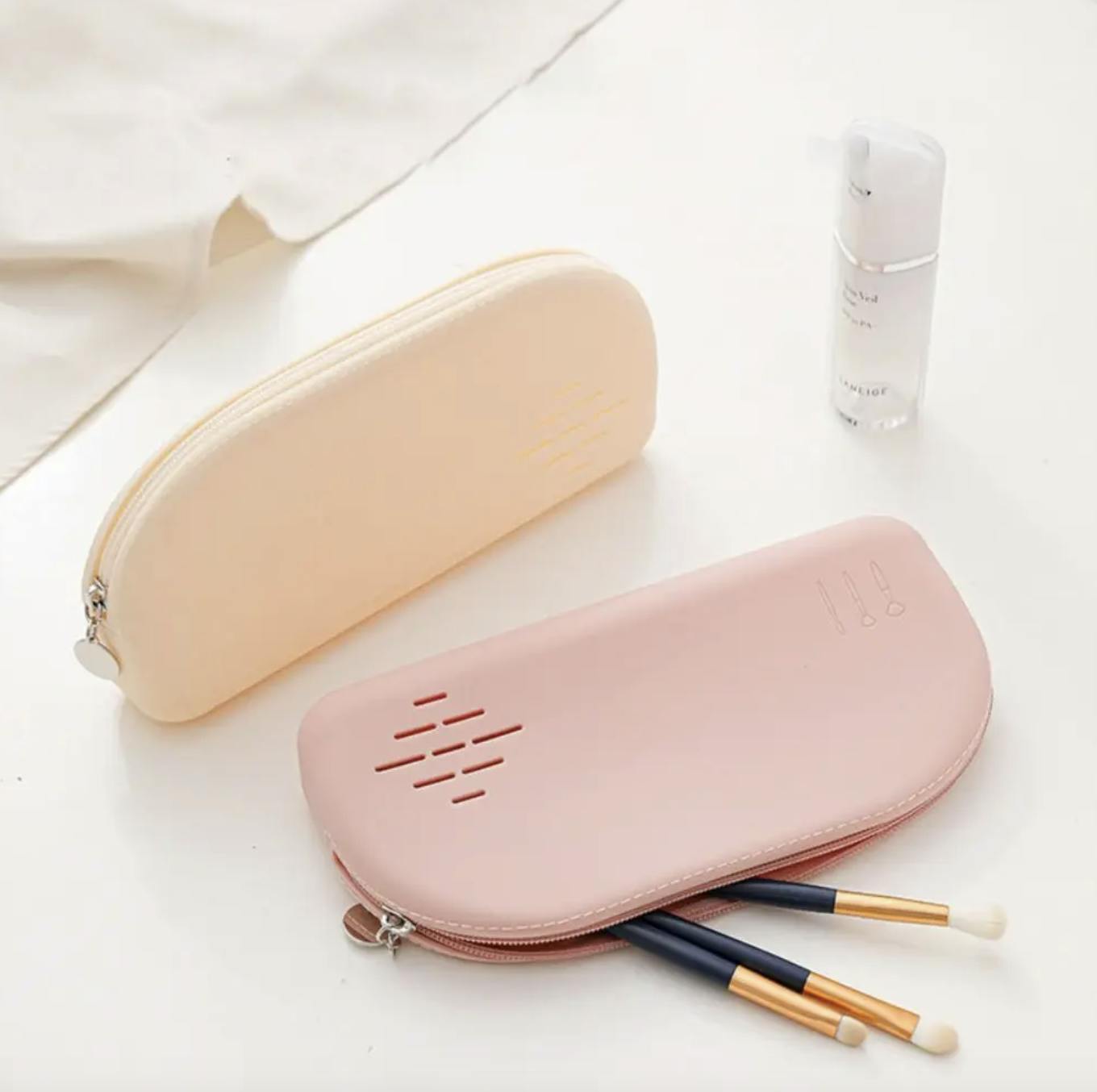 Silicone Makeup & Brush Travel Case – Waterproof Cosmetic Organizer