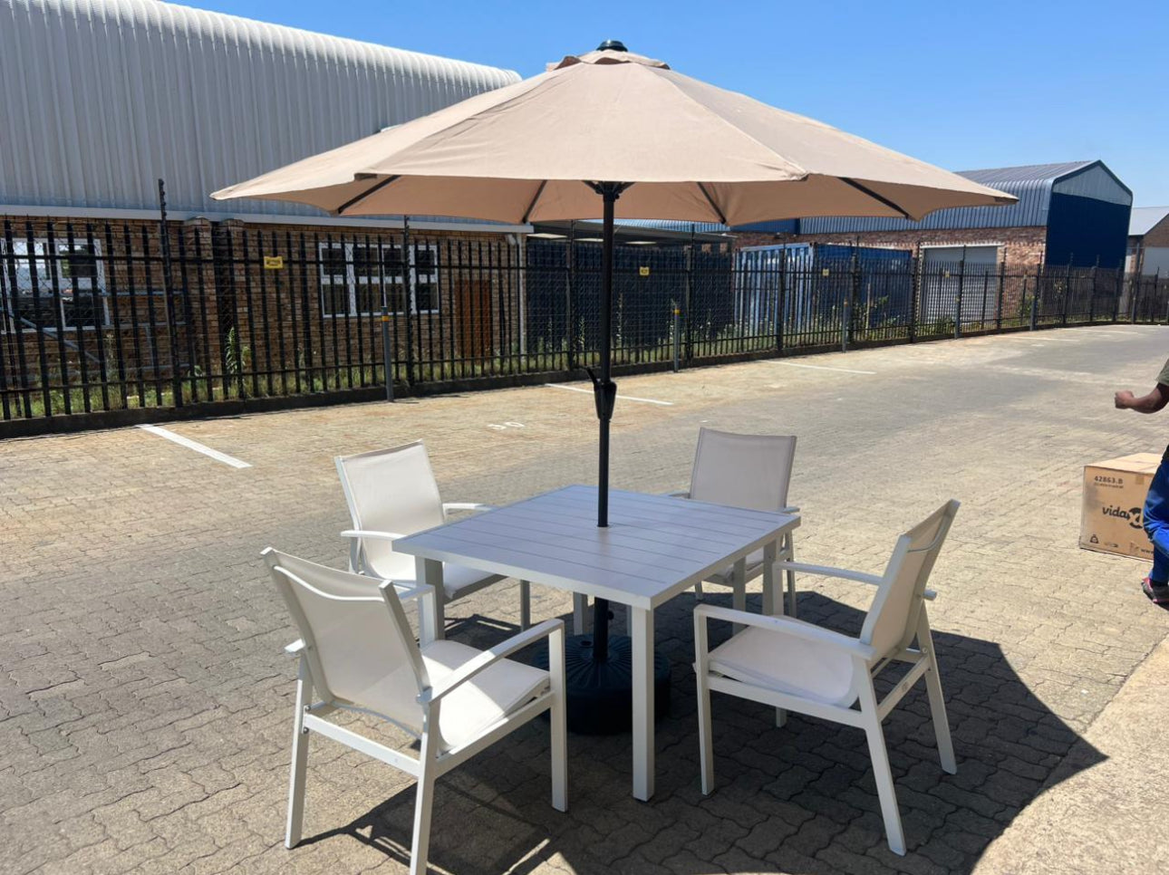 MFurn Zanele Inspired White 6pc  Outdoor Dining Set With Aluminium Frame Inc Umbrella+Base