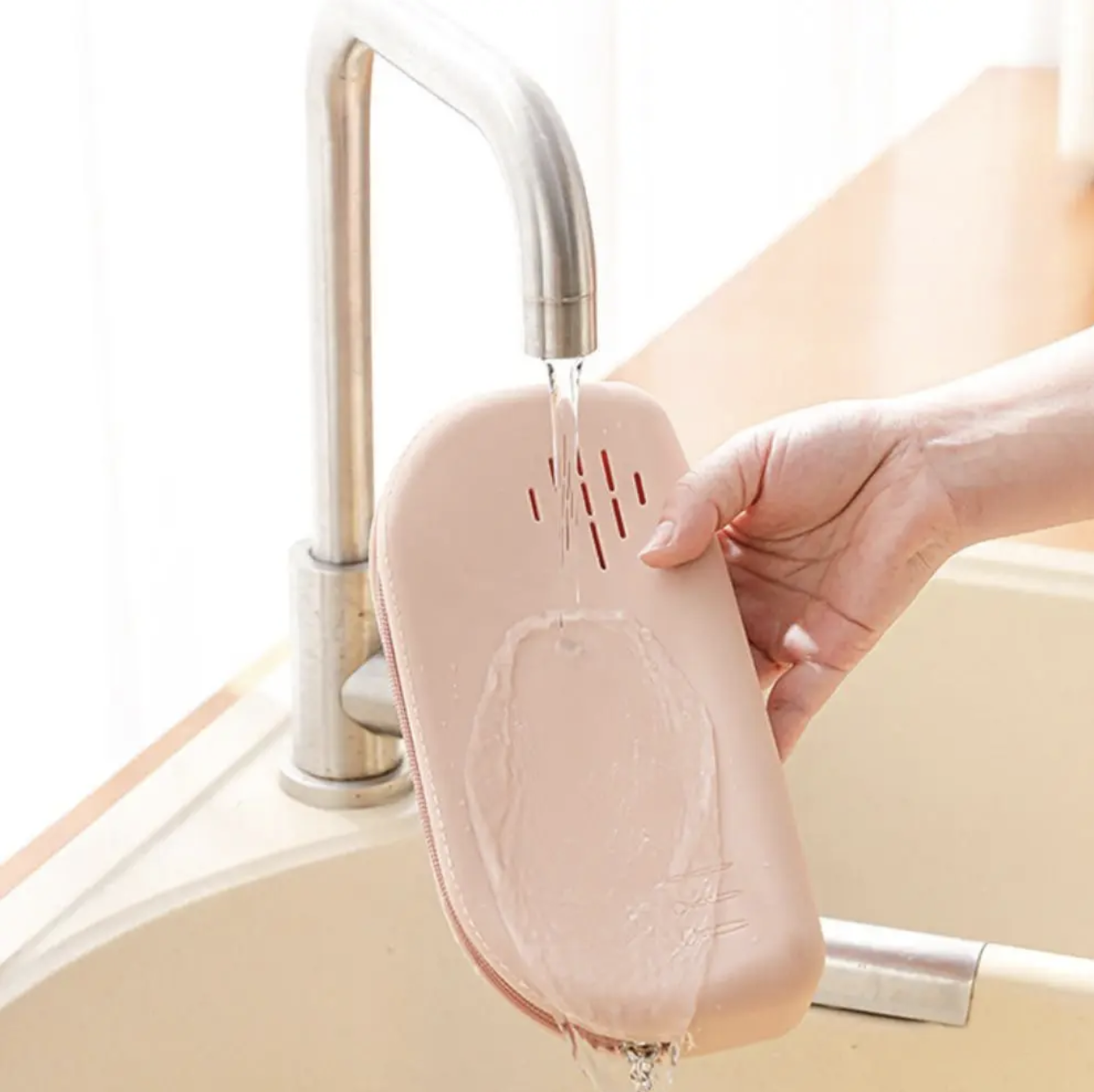 Silicone Makeup & Brush Travel Case – Waterproof Cosmetic Organizer