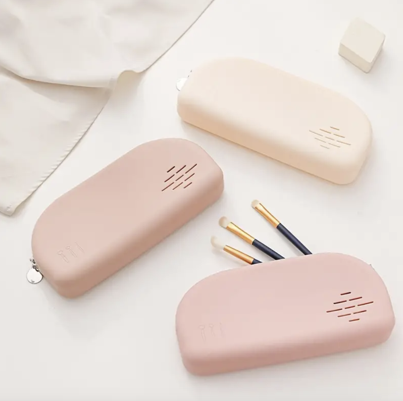 Silicone Makeup & Brush Travel Case – Waterproof Cosmetic Organizer