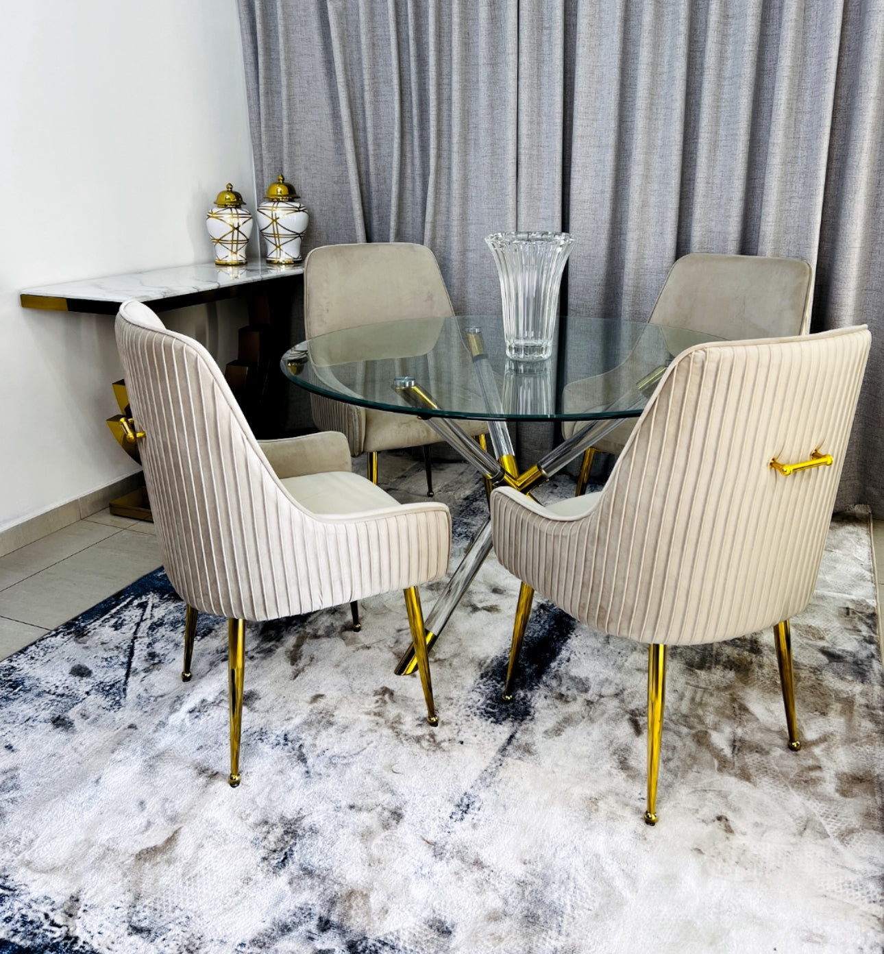 MFurn
Trendy Dining Arm Chair with Stainless Steel Golden Legs - Elegant Upholstered Seating - Various Options