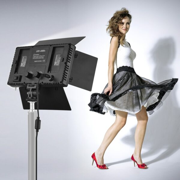Pro LED 600 Photo And Video White Light Kit 2.1M Tripod And 2 Batteries