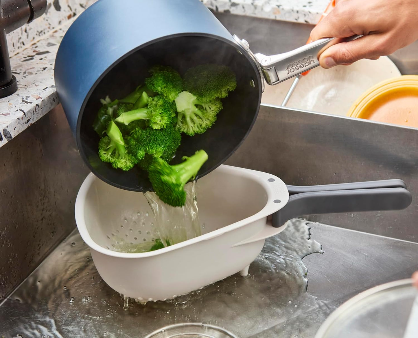 MHome Droplet Compact Colander – Folding Handles, Easy-Pour Corners