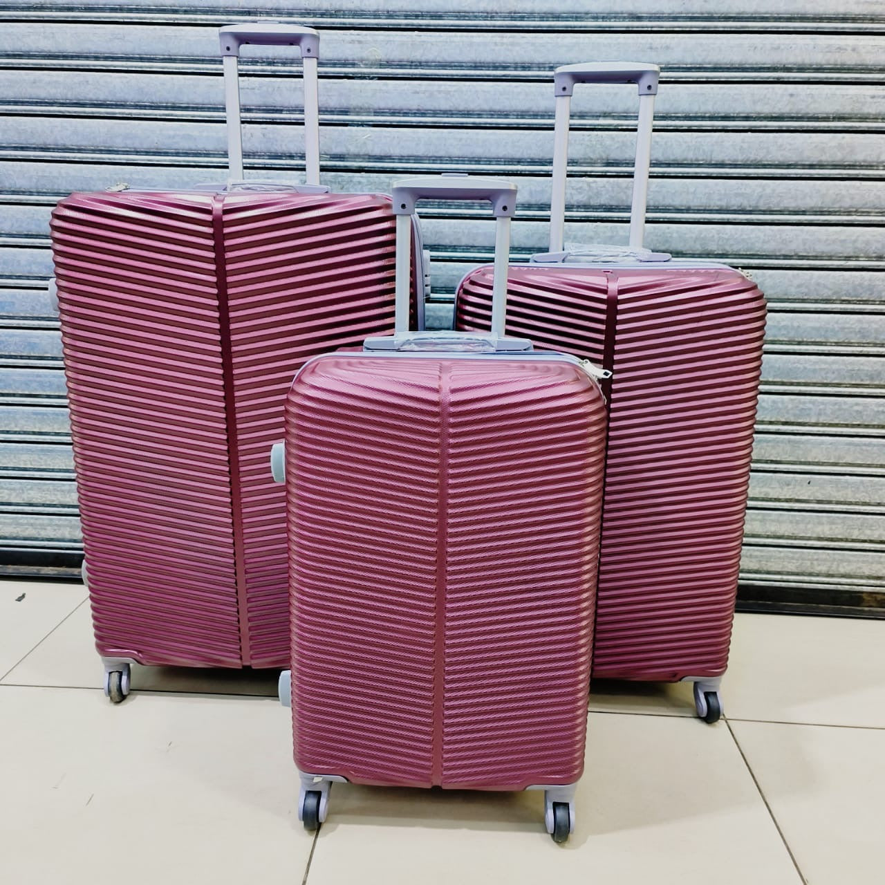 Large 31` Inch Size 3 Piece Hard Outer Shell Luggage Set