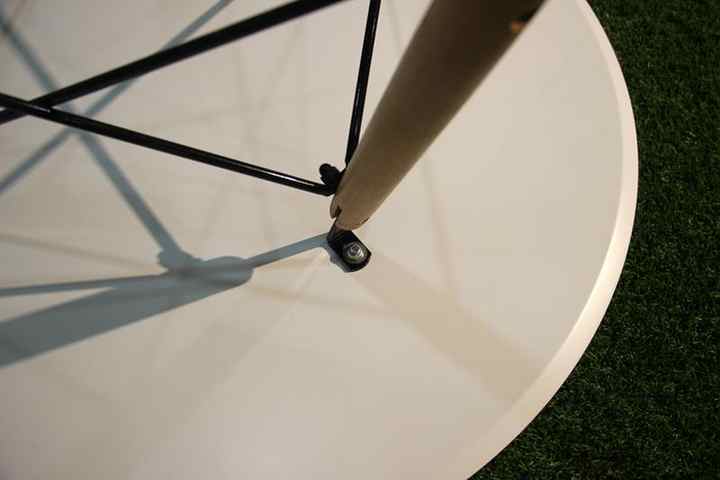 Round Dining Table With Wooden Legs – White