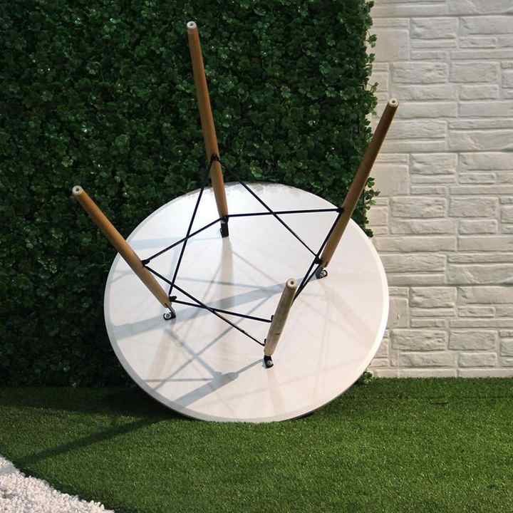 Round Dining Table With Wooden Legs – White